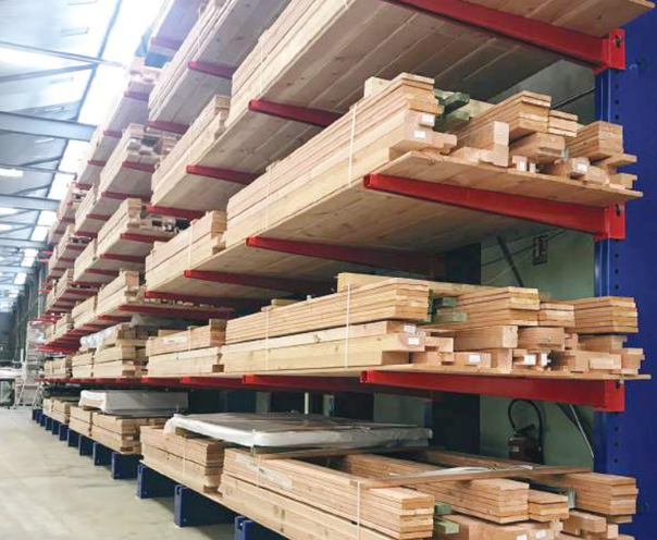 Rayonnage cantilever Acti-Cant chargé de bois de construction