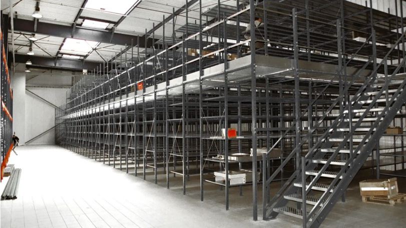 Installation Acti-plus de grande hauteur avec mezzanine et escalier