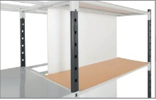 Poteau perforé de rayonnage Acti-plus avec tablettes