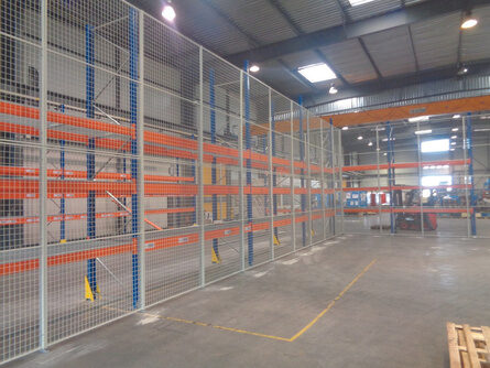Grille antichute installée sur rayonnage à palettes Acti-Rack